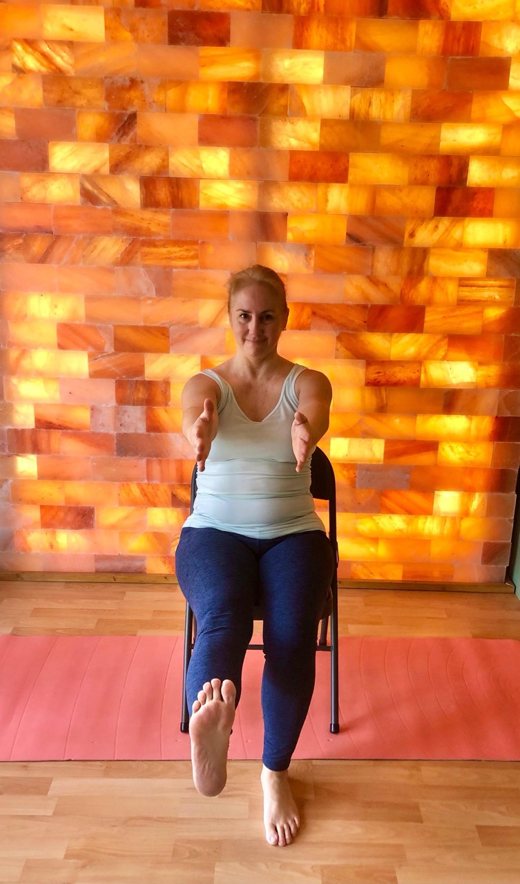 Séance douce de yoga sur chaise